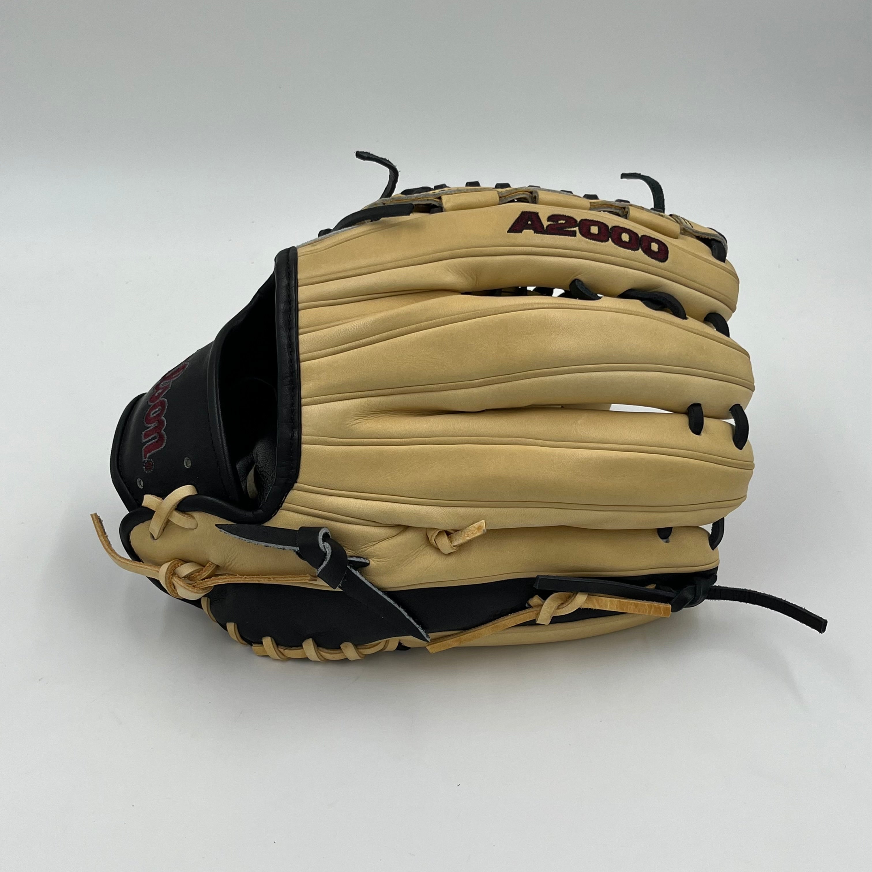 Wilson A2000 D33 11.75 Pitchers Infield Baseball Glove