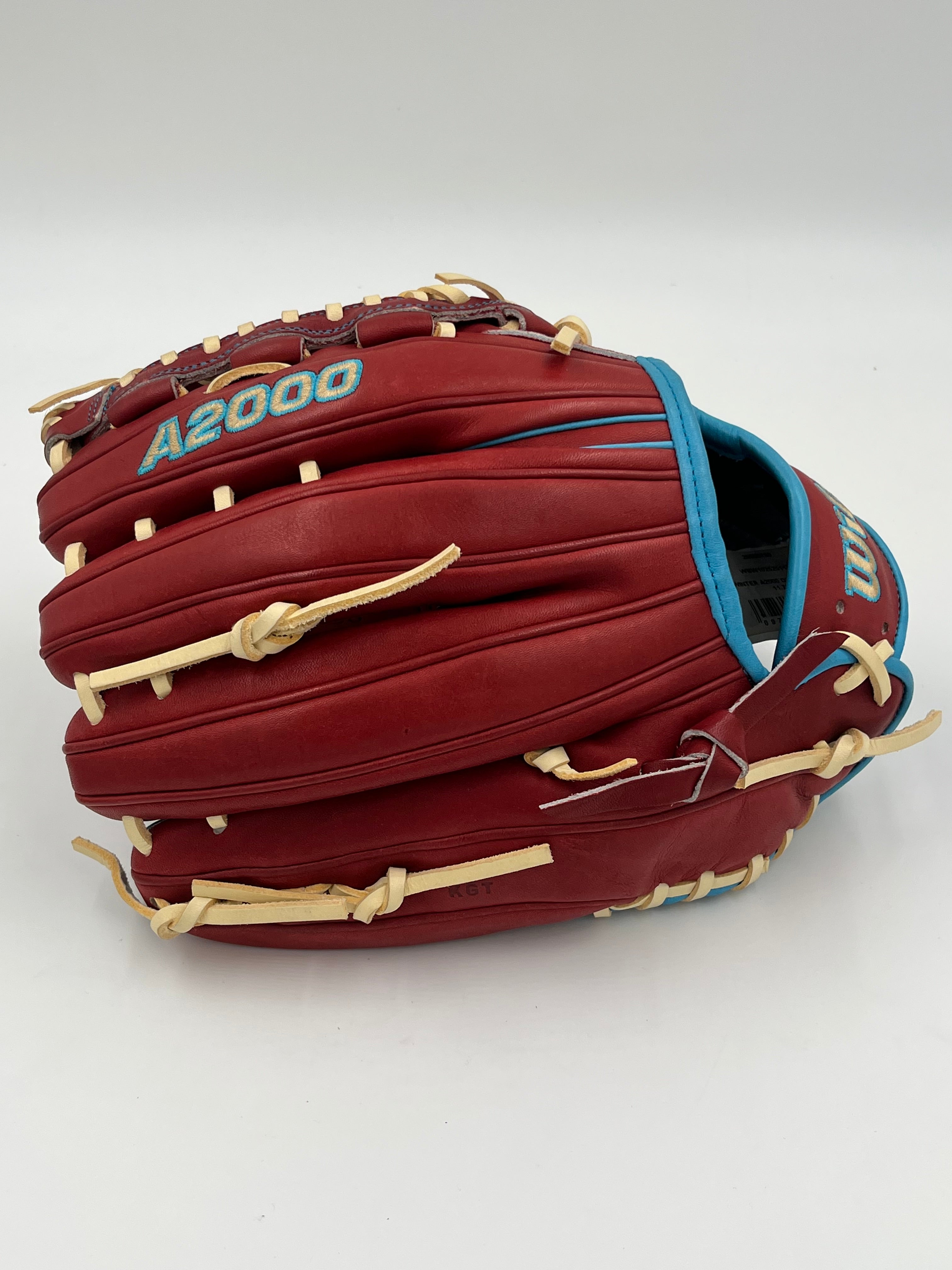 Wilson a2000 D33 11.75 pitchers infield baseball glove